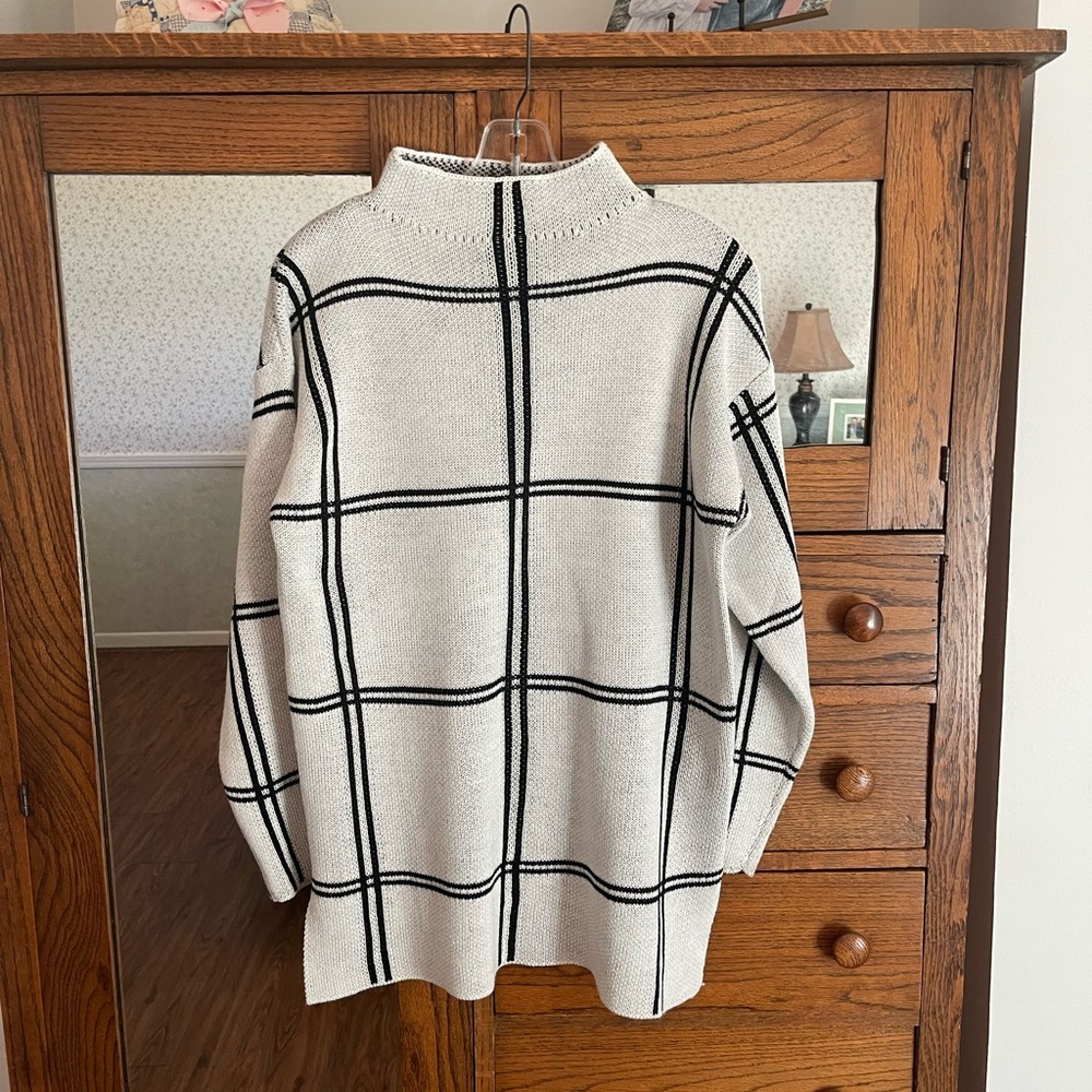Woman’s Bone White & Black M Sweater